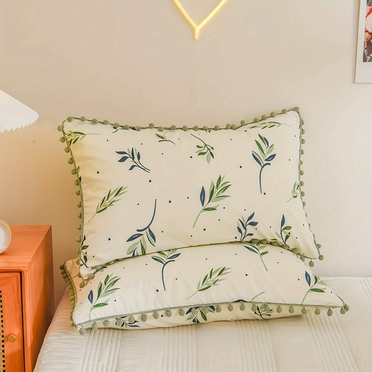 Jogo de Cama Floral com Pompons Delicados